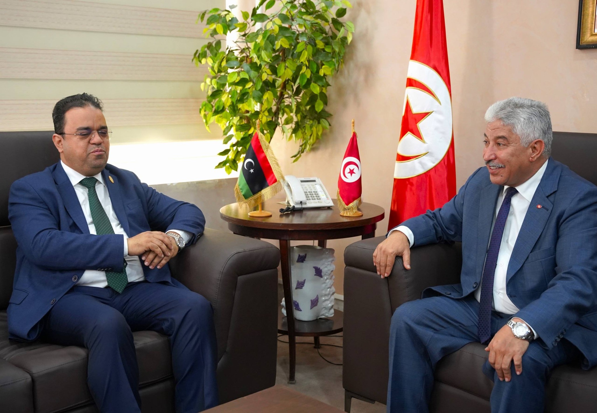 العابد يبحث مع نظيره التونسي تعزيز التعاون في التشغيل والتكوين المهني