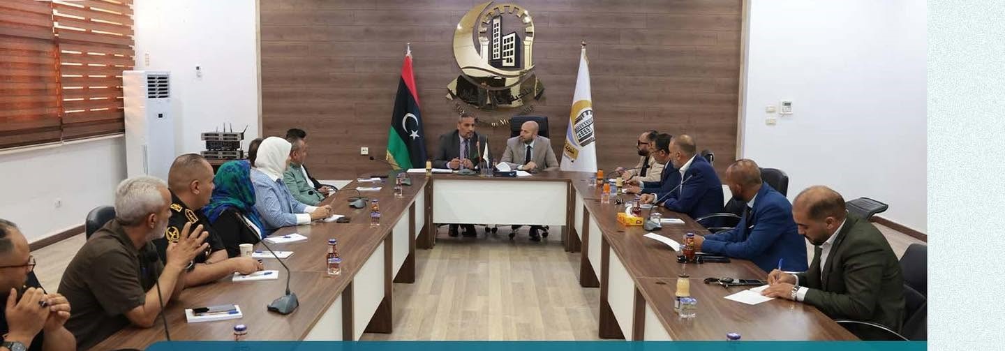 بن غلبون يبحث احتياجات بلدية حي الأندلس والتحديات التي تواجه تنفيذ المشروعات