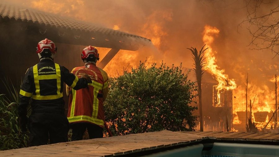 إجلاء أكثر من 250 ألف شخص بسبب حرائق غير مسبوقة تضرب فرنسا وإسبانيا .