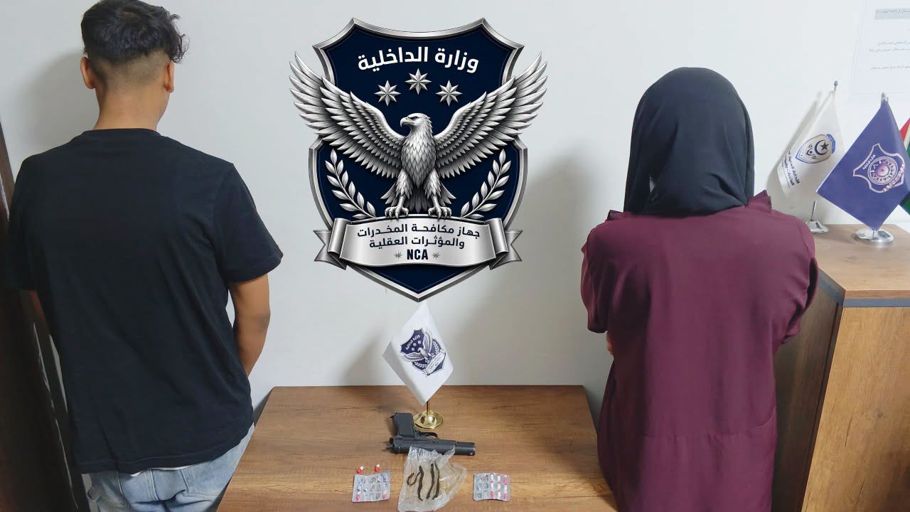 القبض على مروج كبير لبيع المخدرات وبحوزته أسلحة نارية بمنطقة تاجوراء شرق طرابلس.