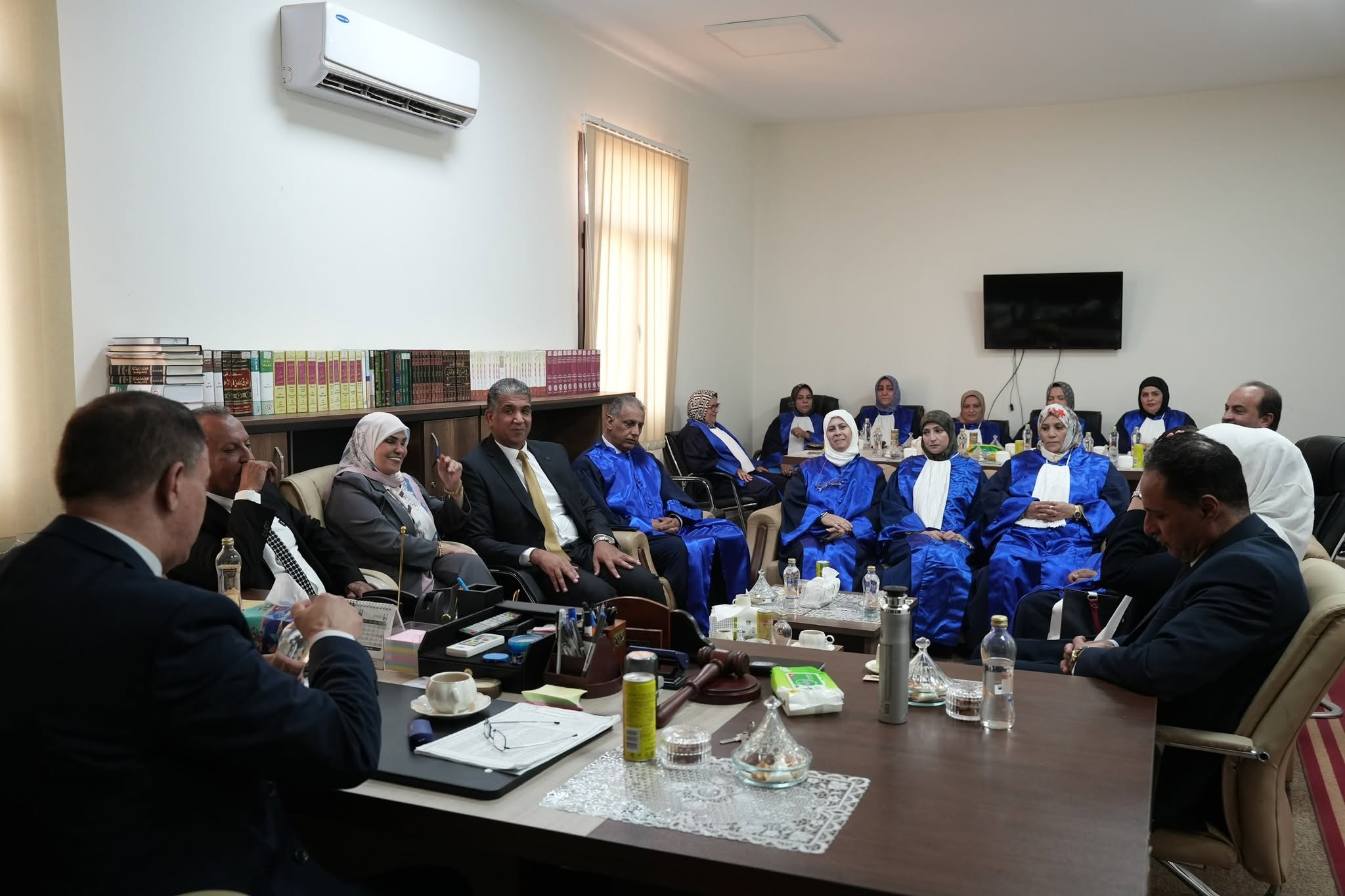 الأعلى للقضاء يناقش مع رئيس وقضاة محكمة شمال بنغازي الابتدائية سير العمل القضائي بالمحكمة وابرز احتياجاتها.