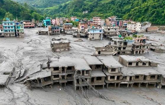 ارتفاع حصيلة ضحايا فيضانات نيبال إلى 733 شخصا .