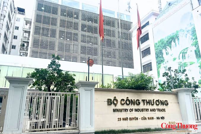 فيتنام توقع اتفاق تجارة حرة مع دول أوروبية منها النرويج وسويسرا وايسلندا .