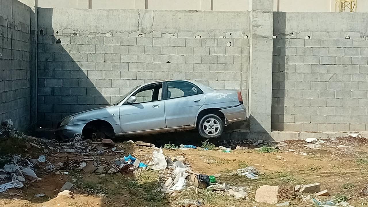 مديرية أمن طرابلس تبدأ حملة لرفع السيارات المتهالكة والمتروكة بالشوارع العامة